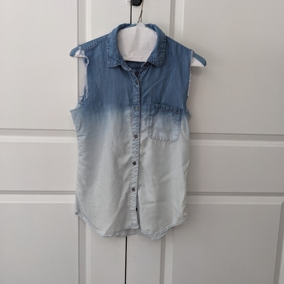 Rails Willa Chambray Ombre Sleeveless Shirt Women's Small Denim Bleach Raw Hem - Picture 1 of 6
